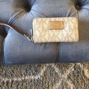 Micheal Kors wristlet